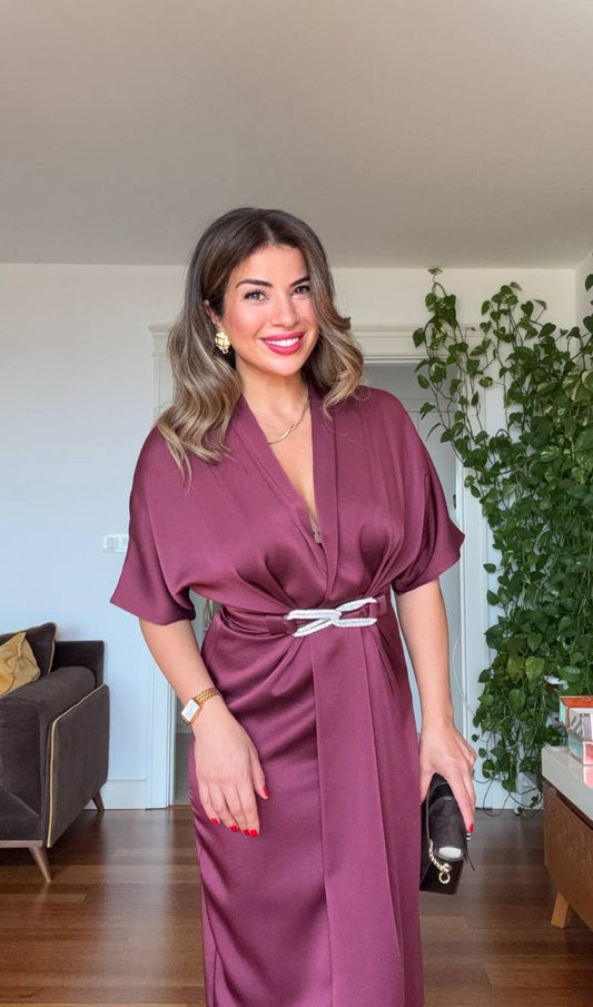 V YAKA KEMER DETAYLI SATEN ELBİSE - MÜRDÜM