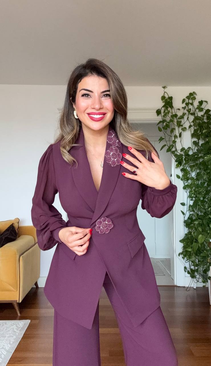 YAKASI ÇİÇEK DETAYLI ŞIK TAKIM – MÜRDÜM