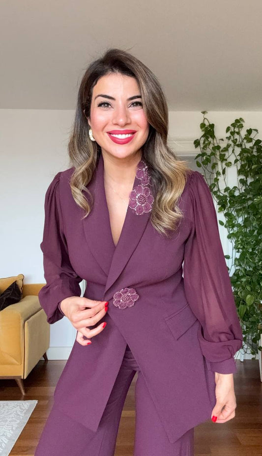 YAKASI ÇİÇEK DETAYLI ŞIK TAKIM – MÜRDÜM