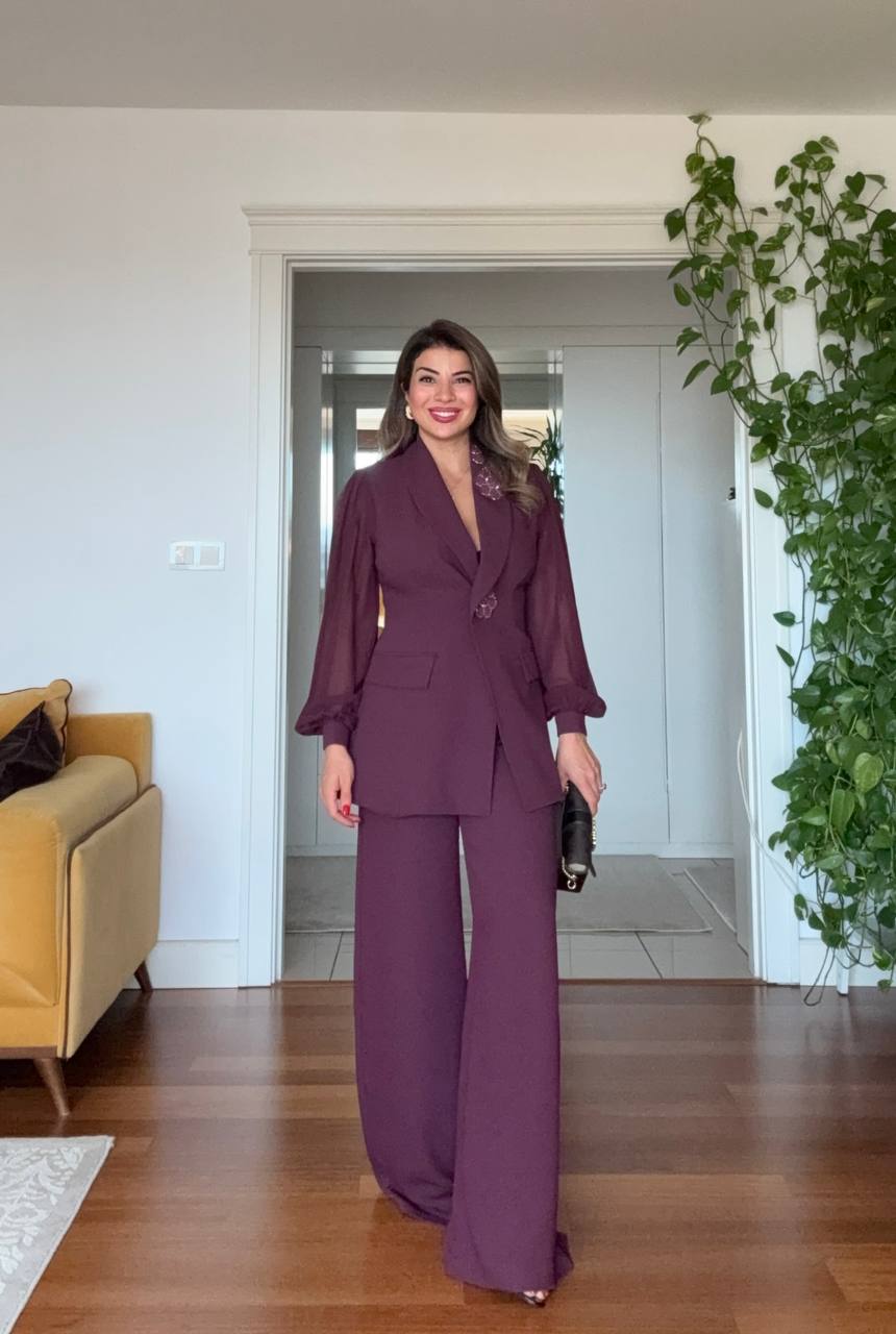 YAKASI ÇİÇEK DETAYLI ŞIK TAKIM – MÜRDÜM