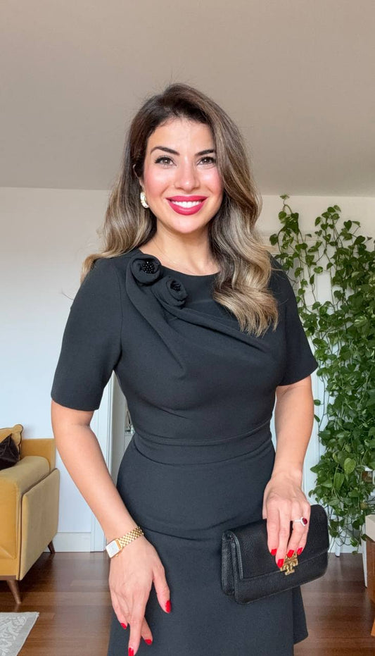 OMUZ ÇİÇEK DETAYLI KLASİK ELBİSE – SİYAH