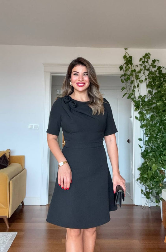 OMUZ ÇİÇEK DETAYLI KLASİK ELBİSE – SİYAH