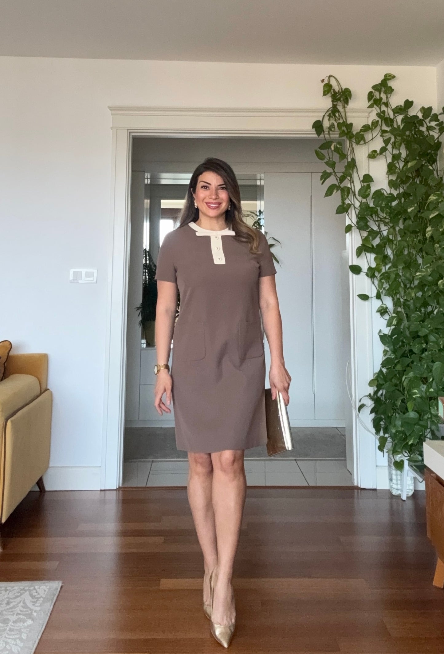 KONTRAST YAKALI VE DÜĞME DETAYLI CEPLİ MİNİ ELBİSE - KAHVE