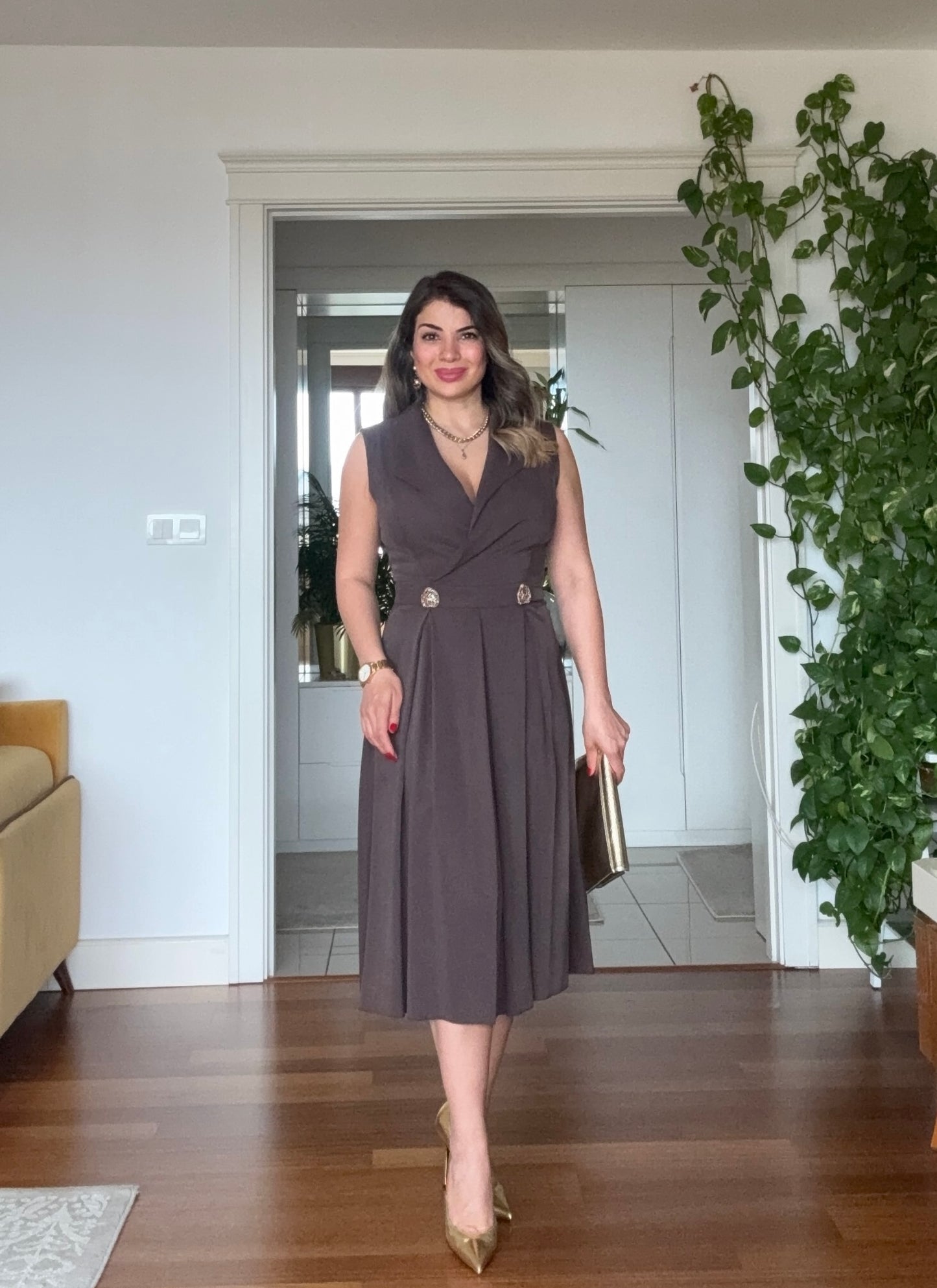 KRUVAZE YAKA PİLE DETAYLI BEL VURGULU MİDİ ELBİSE - KAHVE