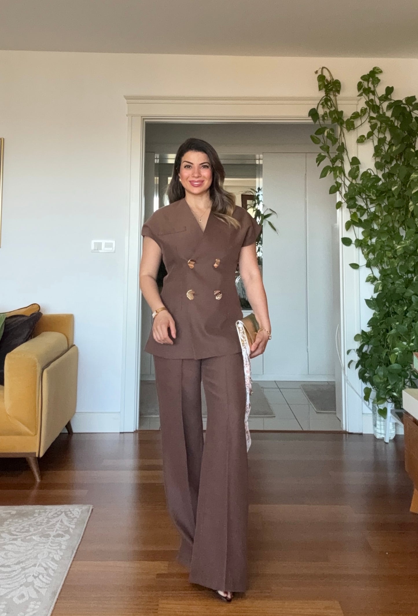GOLD DÜĞME DETAYLI KRUVAZE YELEK PANTOLON TAKIM –KAHVE