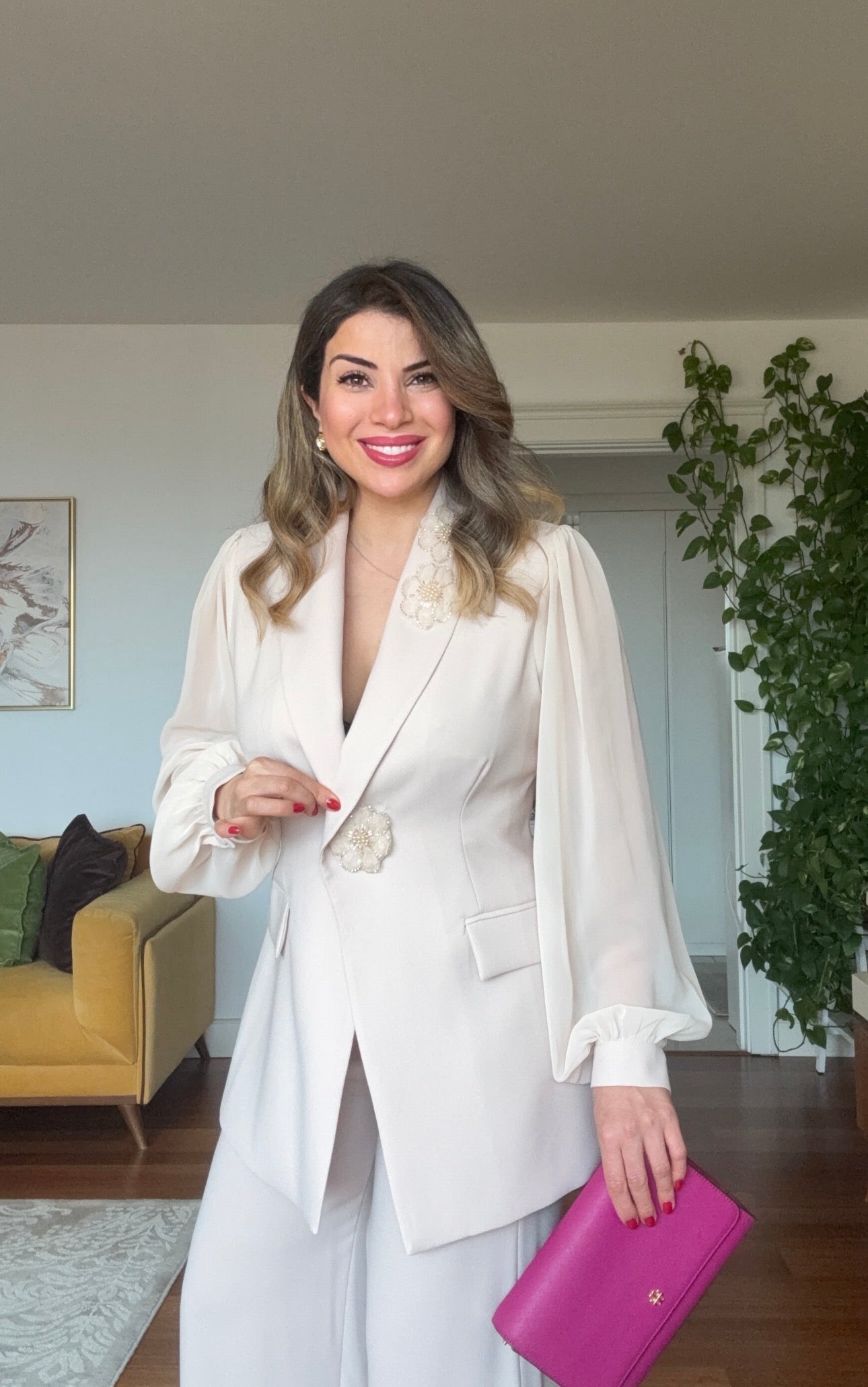 YAKASI ÇİÇEK DETAYLI ŞIK TAKIM – BEJ