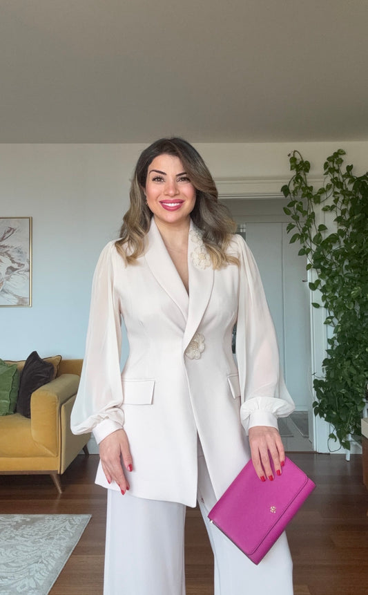 YAKASI ÇİÇEK DETAYLI ŞIK TAKIM – BEJ