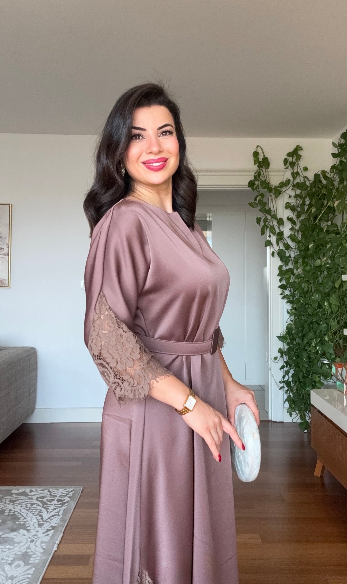 DANTEL DETAYLI KEMERLİ ŞIK MİDİ ELBİSE – MOKA KAHVE