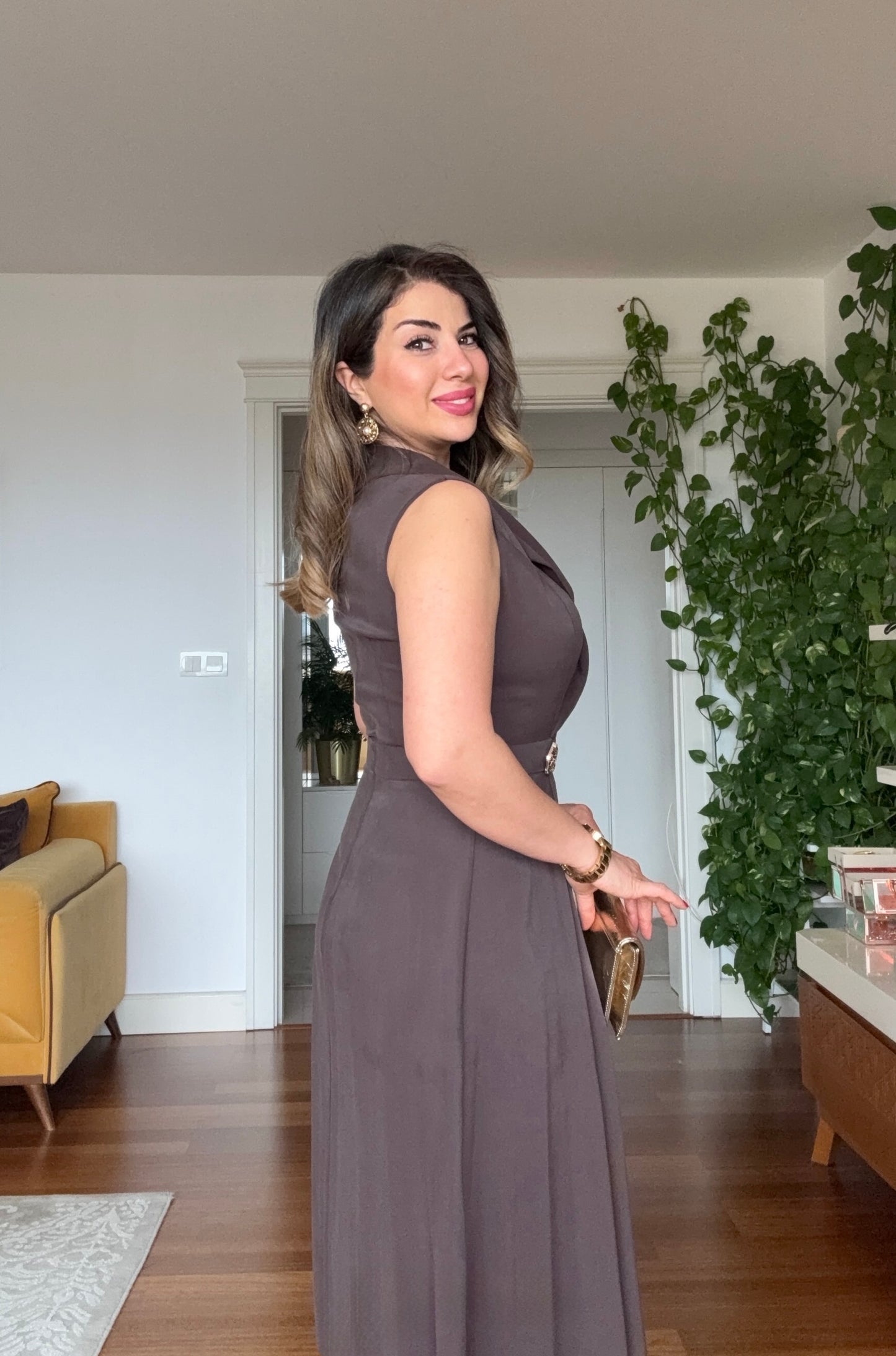 KRUVAZE YAKA PİLE DETAYLI BEL VURGULU MİDİ ELBİSE - KAHVE