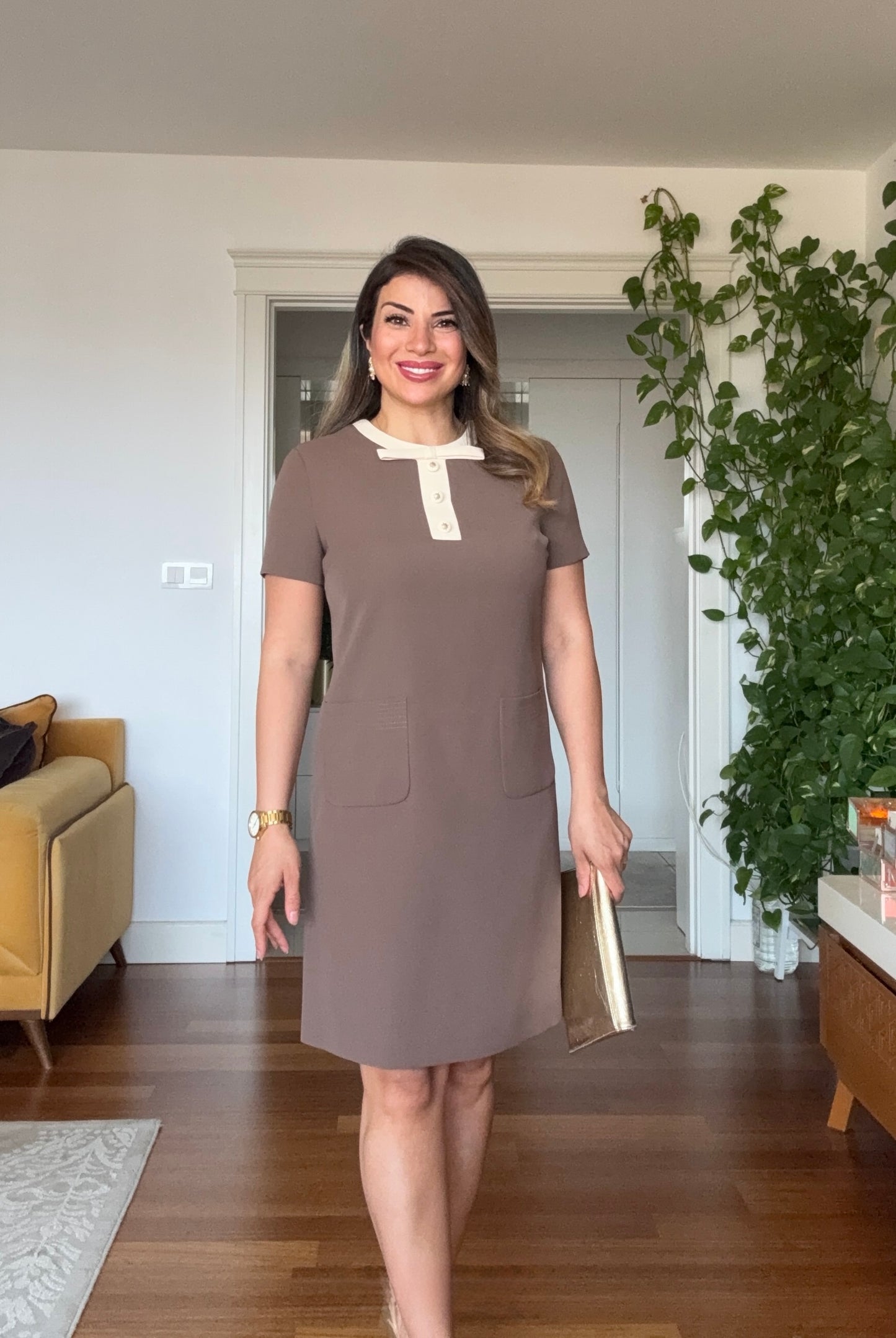 KONTRAST YAKALI VE DÜĞME DETAYLI CEPLİ MİNİ ELBİSE - KAHVE