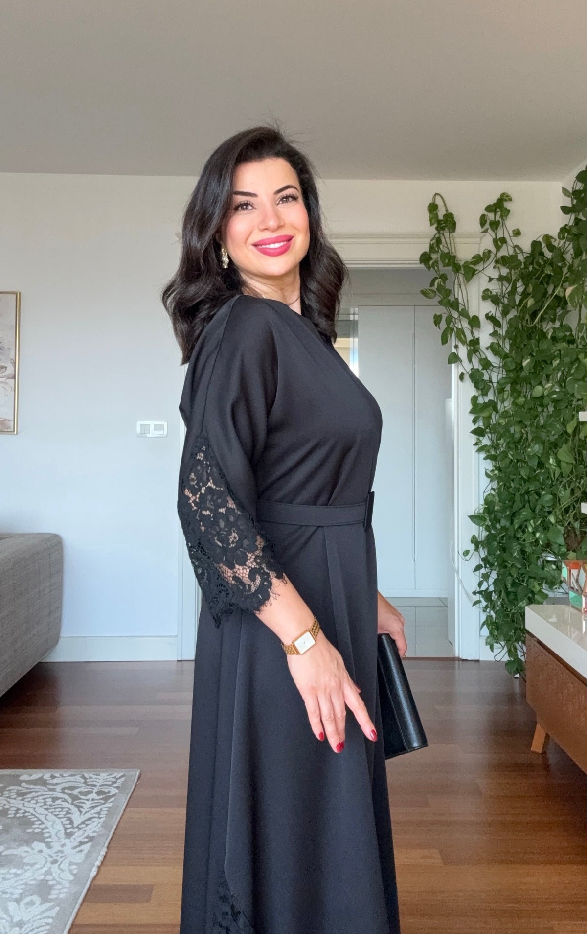 DANTEL DETAYLI KEMERLİ ŞIK MİDİ ELBİSE – SİYAH