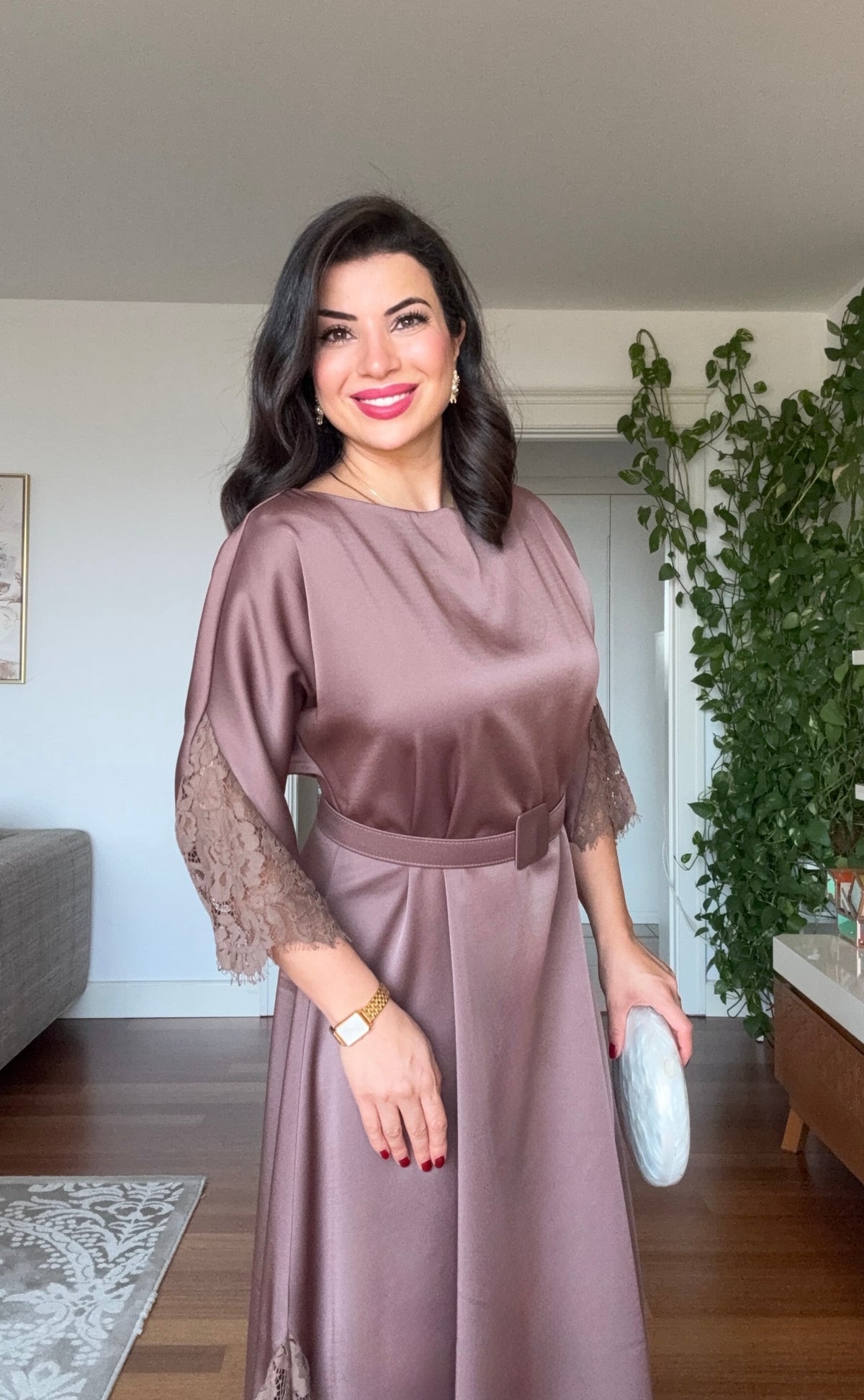DANTEL DETAYLI KEMERLİ ŞIK MİDİ ELBİSE – MOKA KAHVE