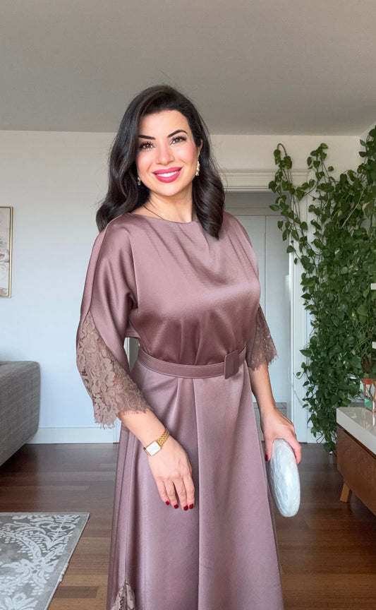 DANTEL DETAYLI KEMERLİ ŞIK MİDİ ELBİSE – MOKA KAHVE