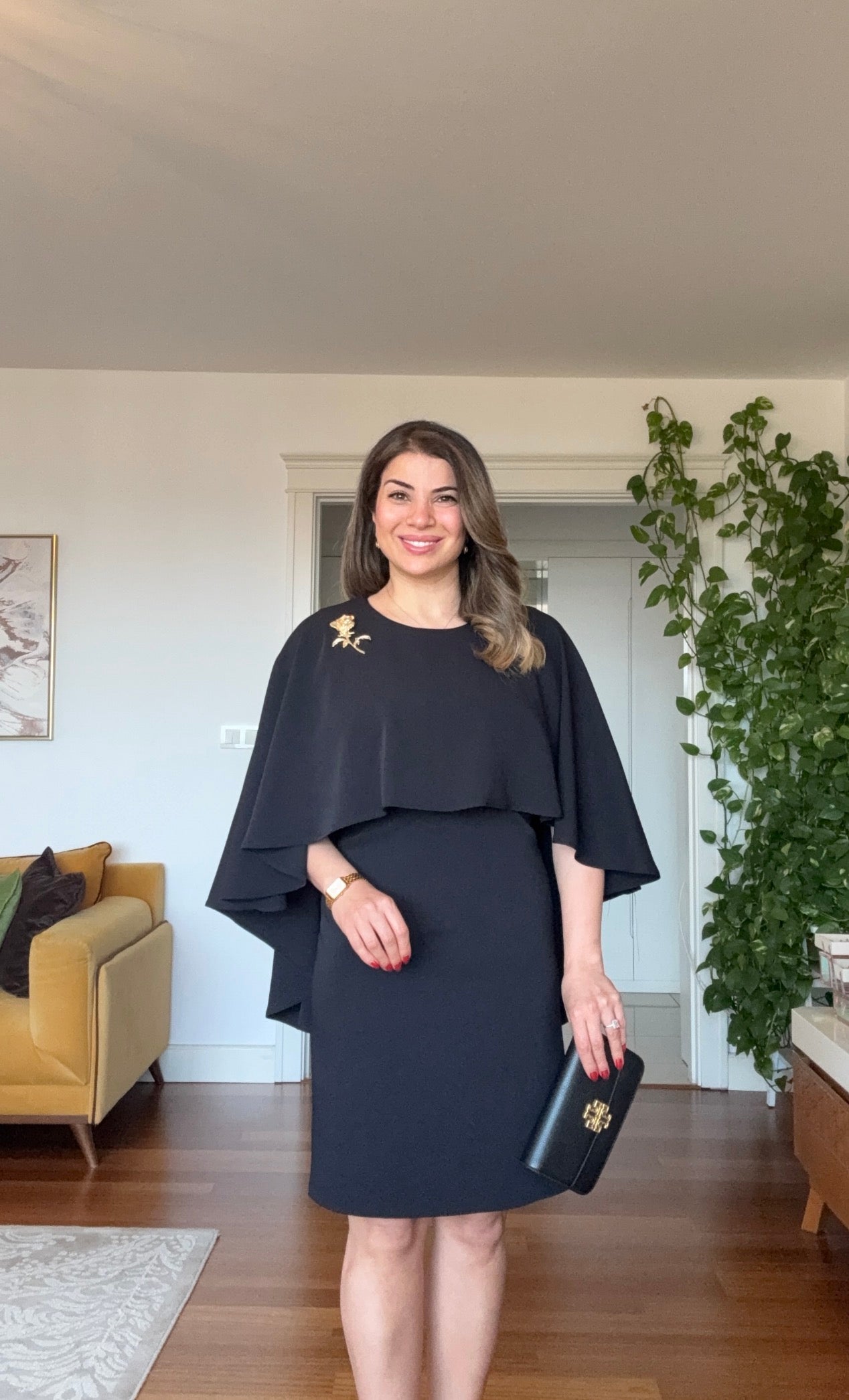 PELERİN DETAYLI BROŞLU ELBİSE - SİYAH