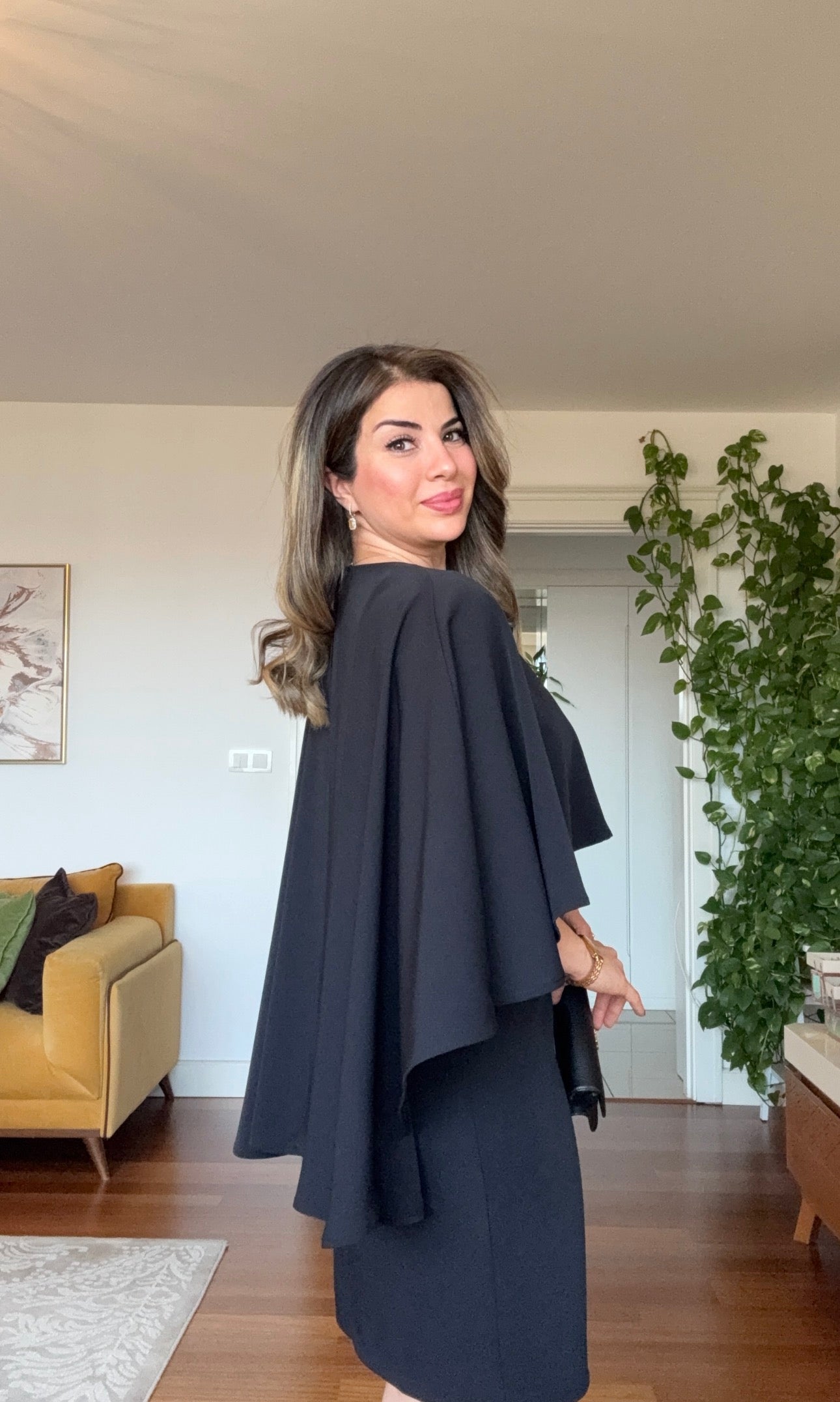 PELERİN DETAYLI BROŞLU ELBİSE - SİYAH
