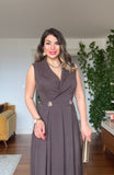 KRUVAZE YAKA PİLE DETAYLI BEL VURGULU MİDİ ELBİSE - KAHVE
