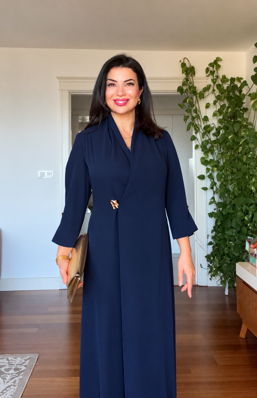 ŞAL YAKALI GOLD TOKA DETAYLI DÖKÜMLÜ UZUN ELBİSE - LACİVERT