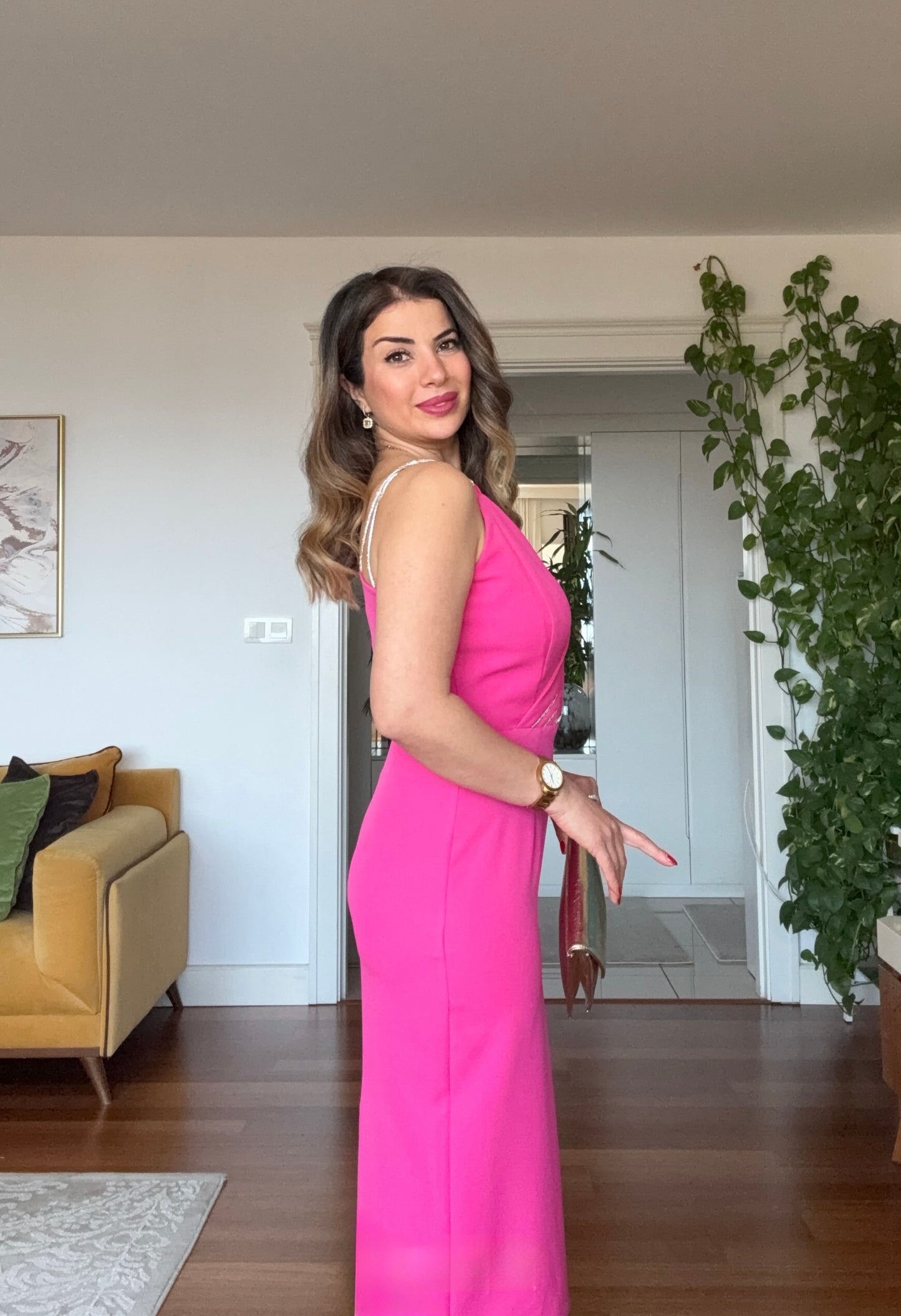 TAŞ ASKILI DRAPELİ MİDİ KALEM ELBİSE – FUŞYA