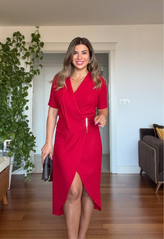 ALTIN DETAYLI KRUVAZE KESİM KISA KOLLU MİDİ ELBİSE - BORDO