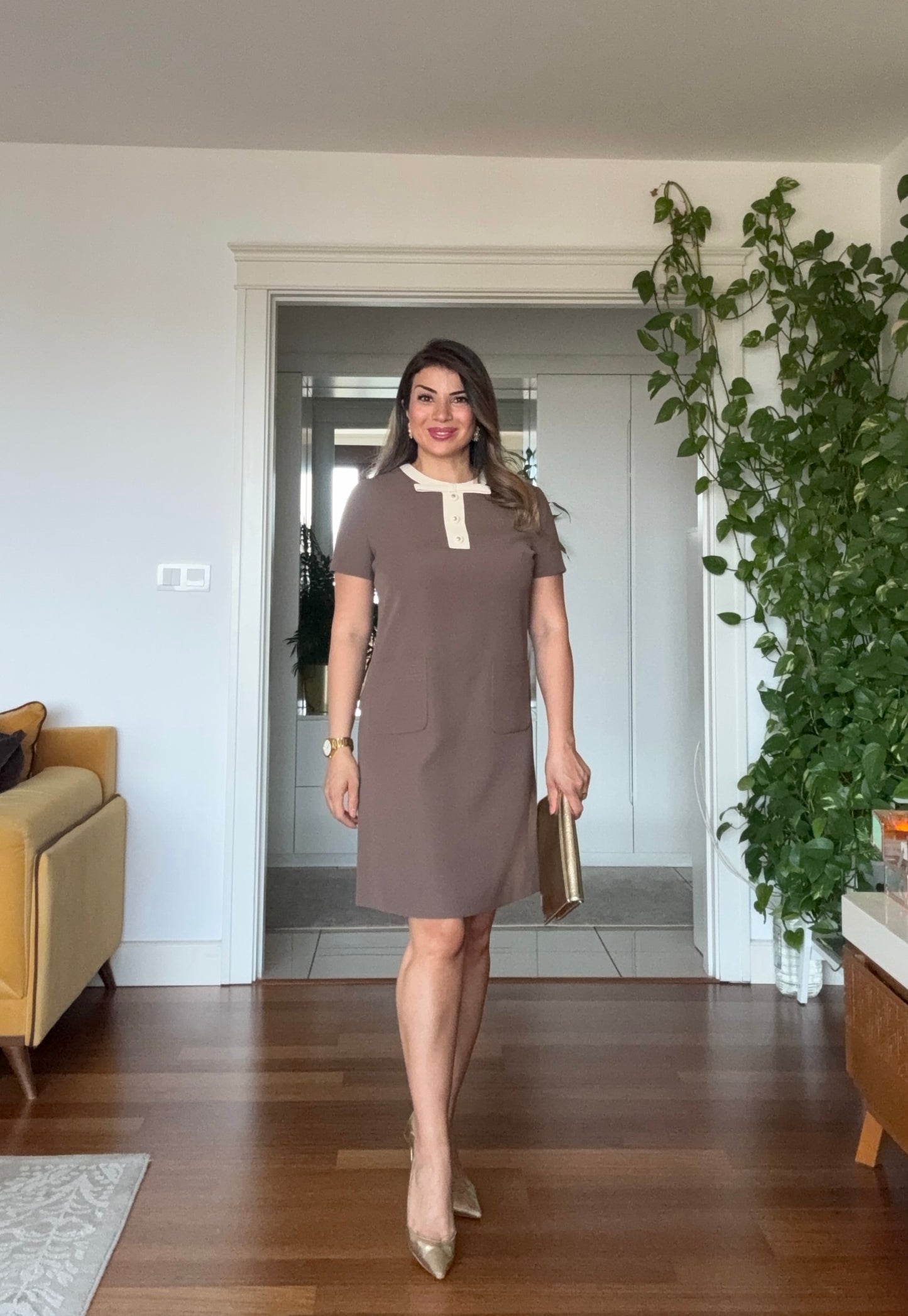 KONTRAST YAKALI VE DÜĞME DETAYLI CEPLİ MİNİ ELBİSE - KAHVE