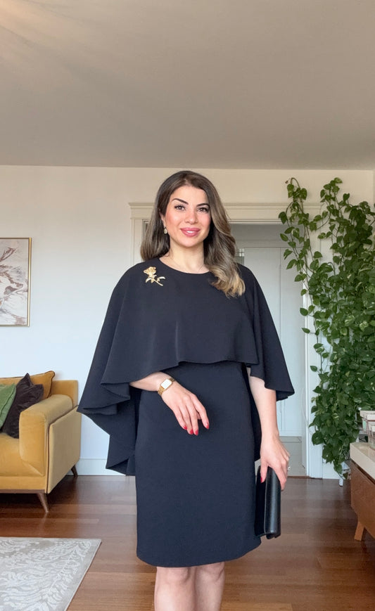 PELERİN DETAYLI BROŞLU ELBİSE - SİYAH