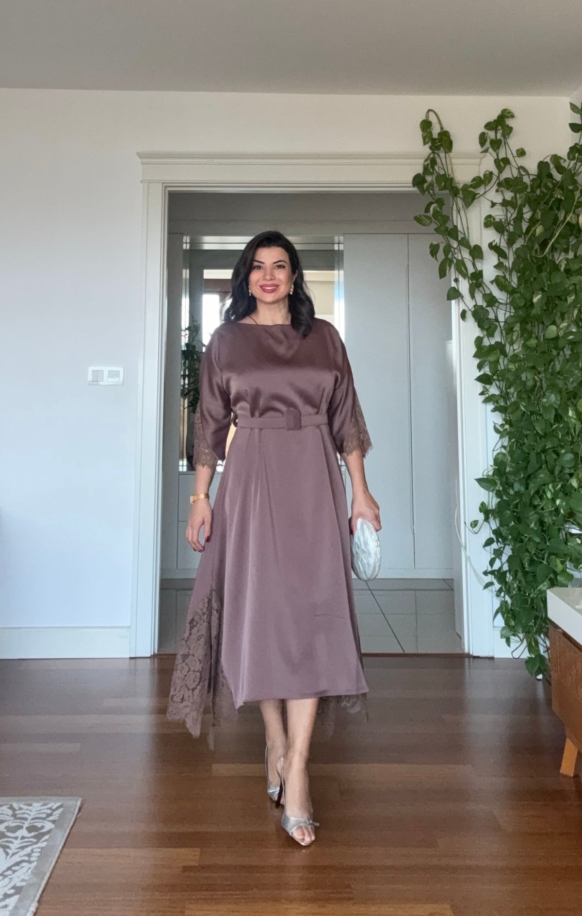 DANTEL DETAYLI KEMERLİ ŞIK MİDİ ELBİSE – MOKA KAHVE