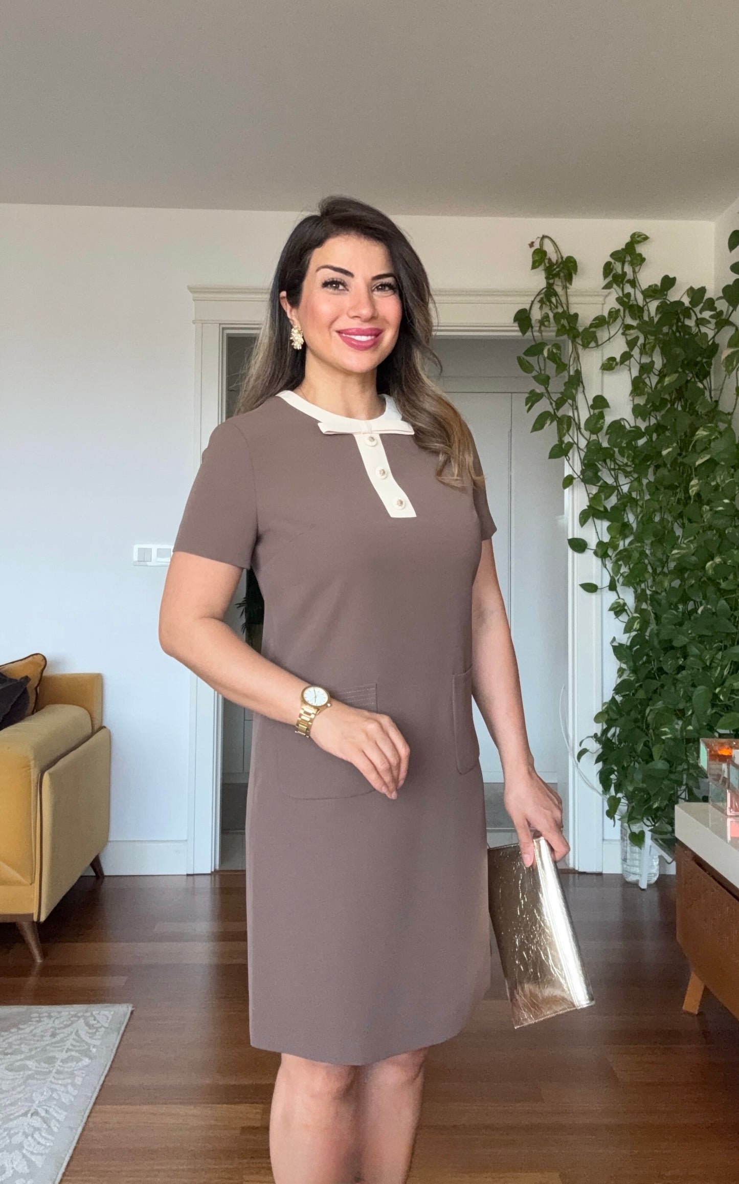 KONTRAST YAKALI VE DÜĞME DETAYLI CEPLİ MİNİ ELBİSE - KAHVE