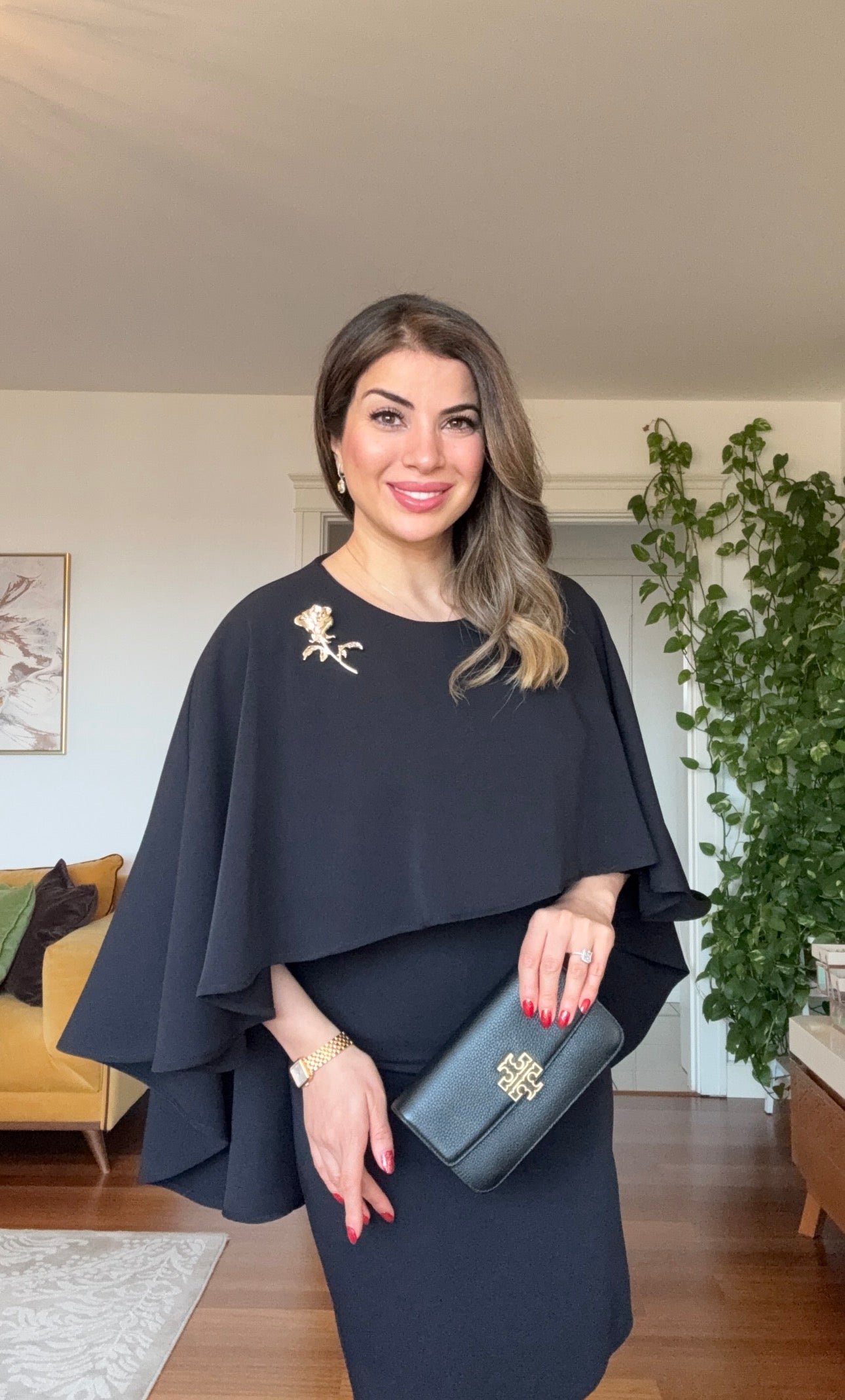 PELERİN DETAYLI BROŞLU ELBİSE - SİYAH