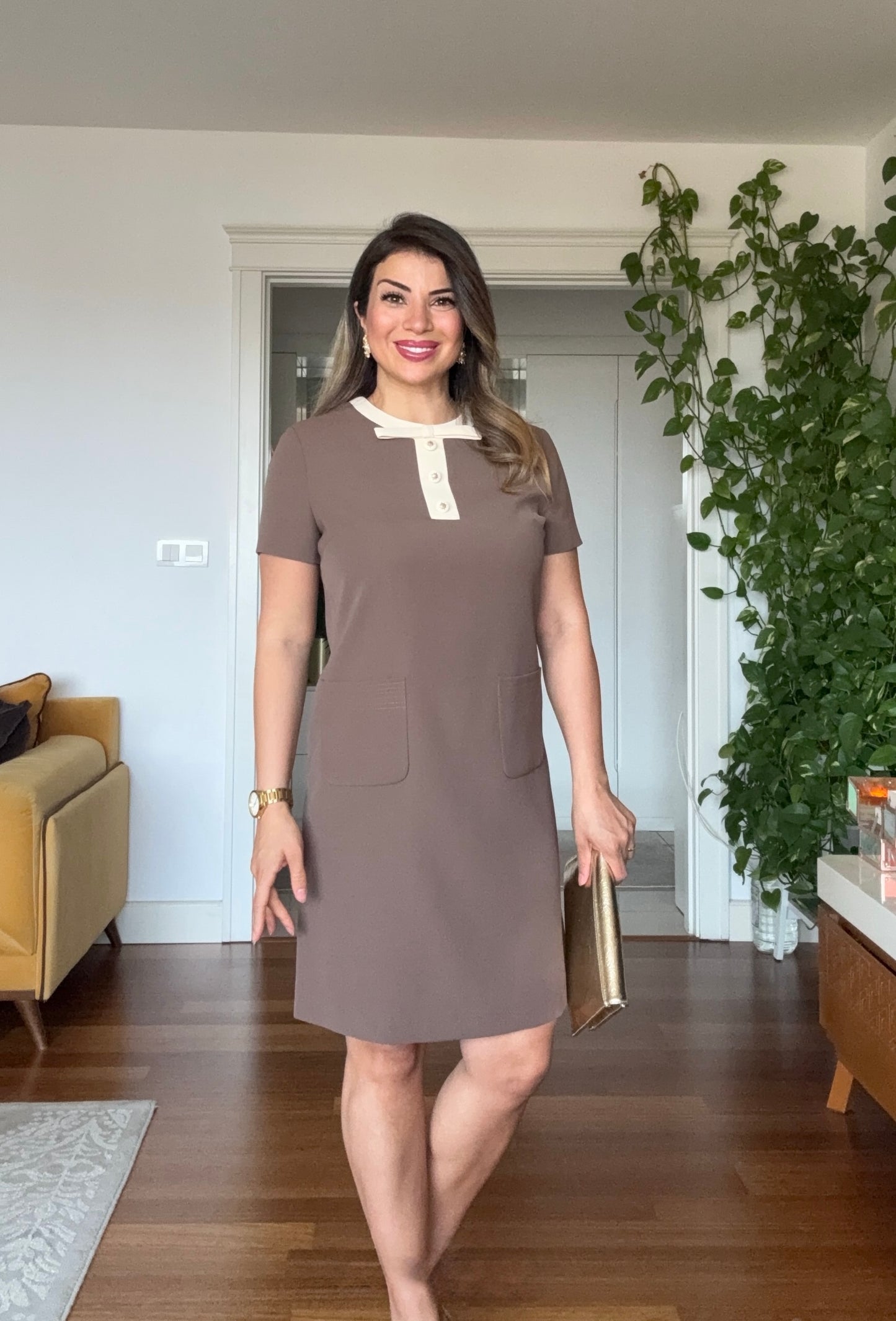KONTRAST YAKALI VE DÜĞME DETAYLI CEPLİ MİNİ ELBİSE - KAHVE