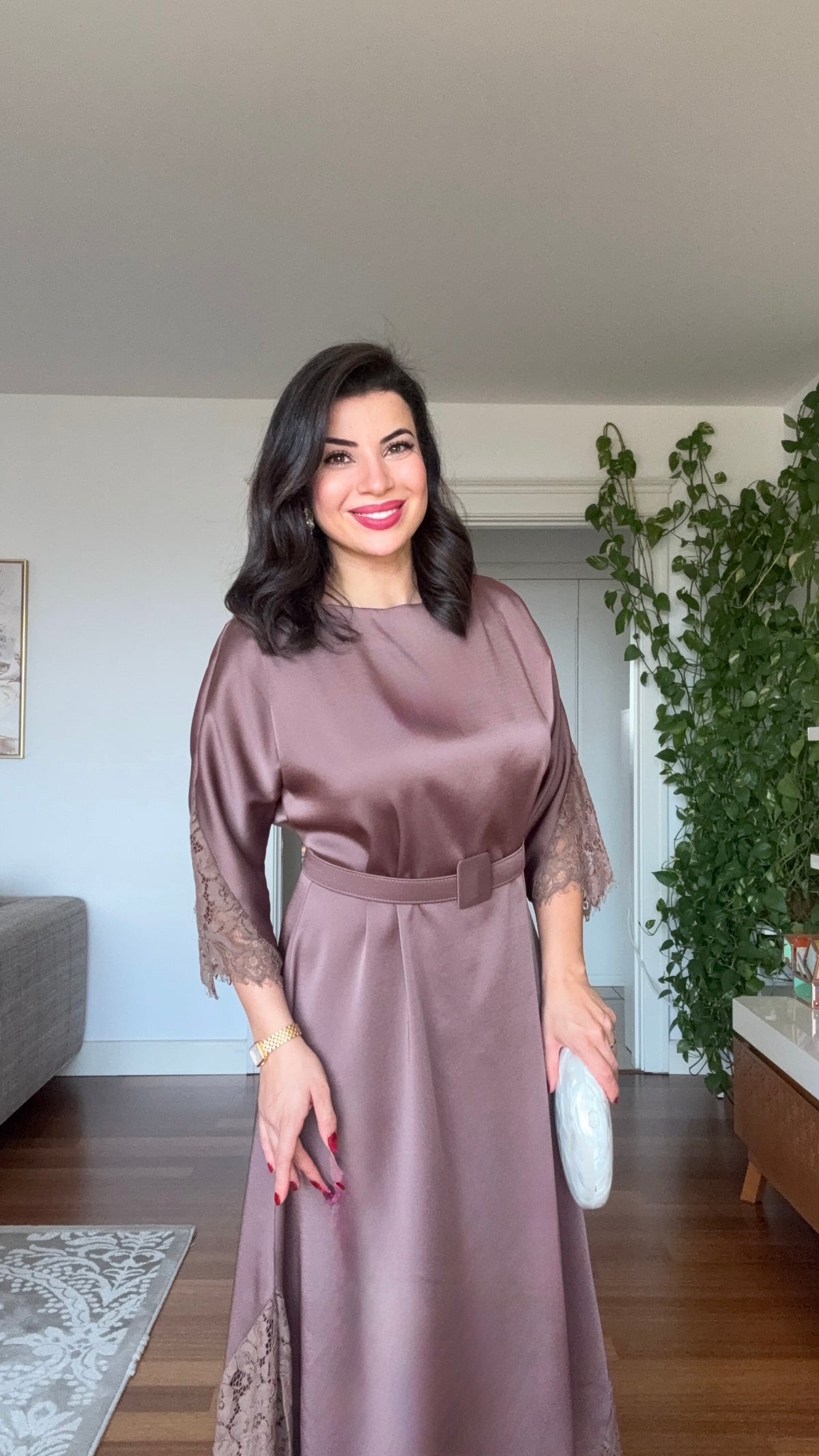 DANTEL DETAYLI KEMERLİ ŞIK MİDİ ELBİSE – MOKA KAHVE
