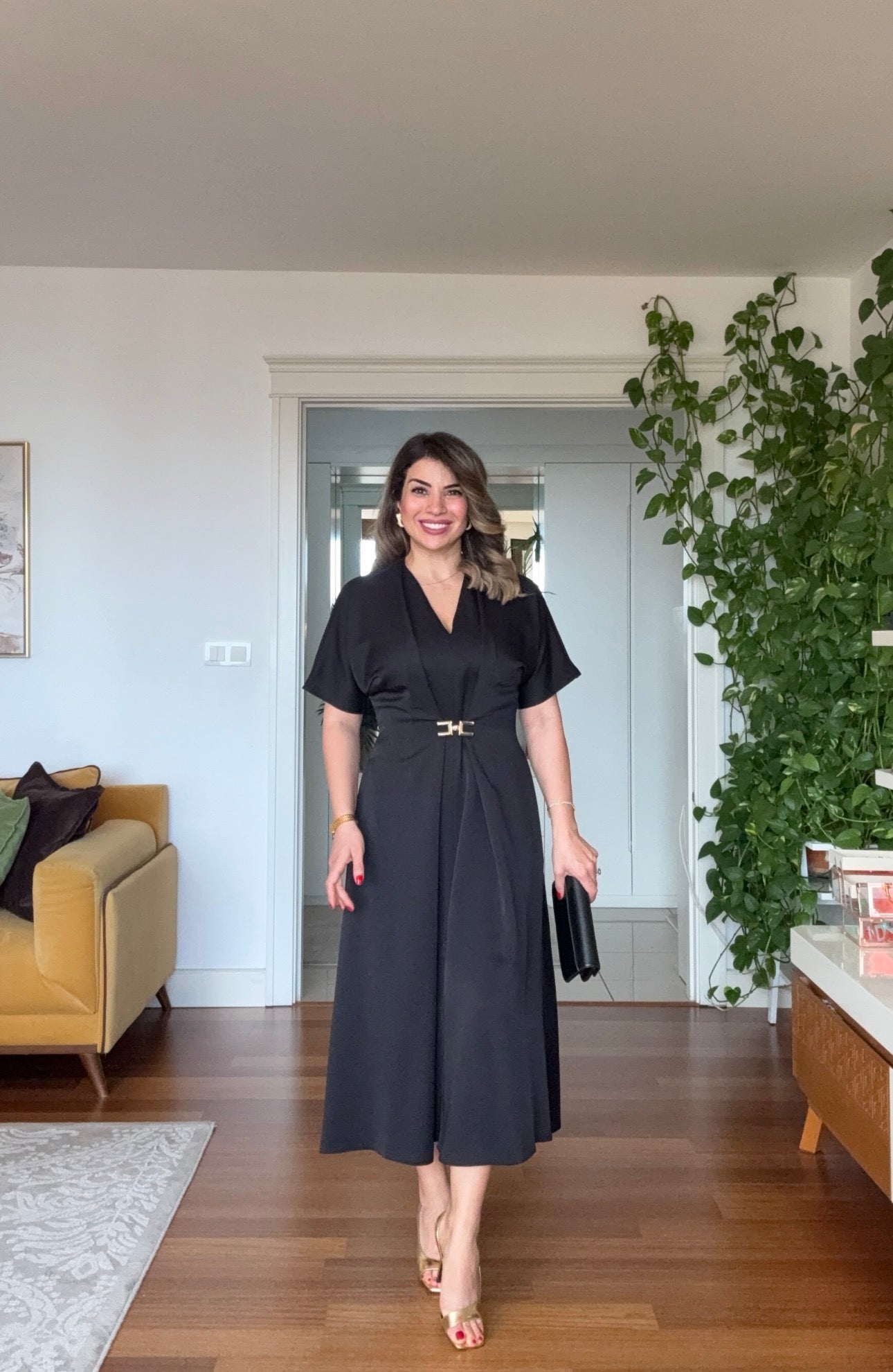 GOLD TOKA DETAYLI KISA KOL MİDİ ELBİSE - SİYAH