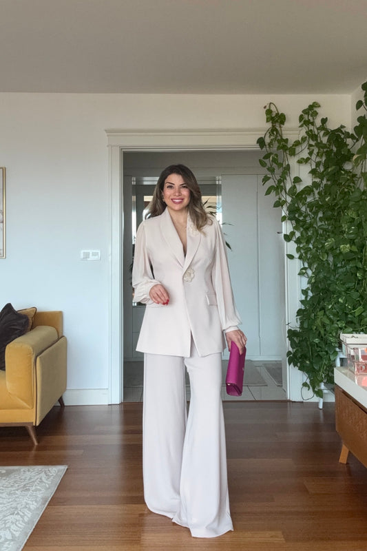 YAKASI ÇİÇEK DETAYLI ŞIK TAKIM – BEJ