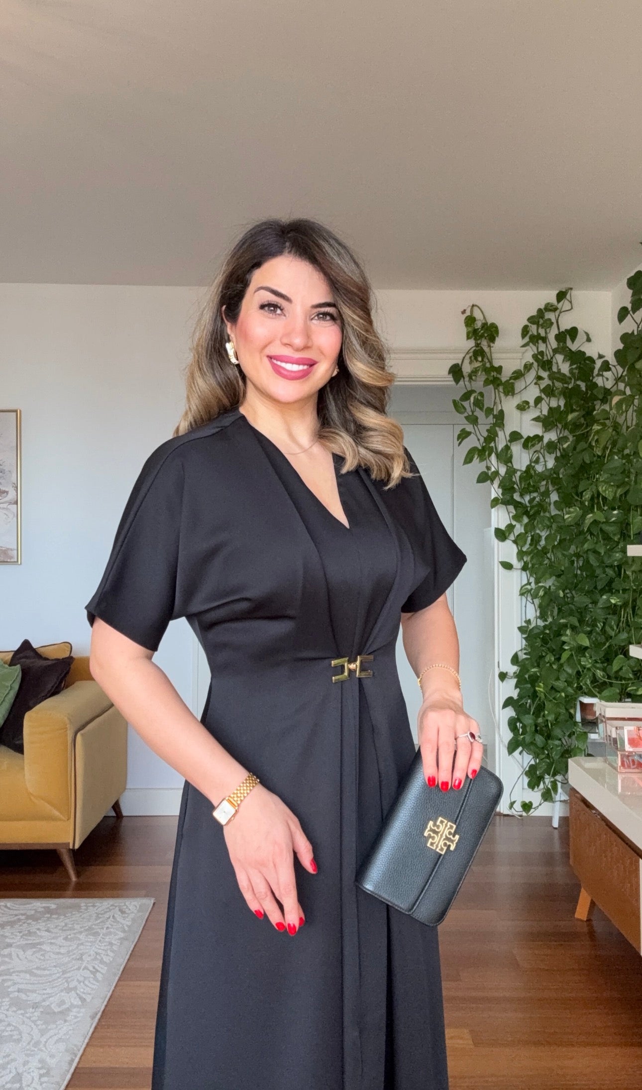 GOLD TOKA DETAYLI KISA KOL MİDİ ELBİSE - SİYAH