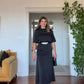 SATEN DRAPE YAKA KEMER DETAYLI MİDİ ELBİSE – SİYAH