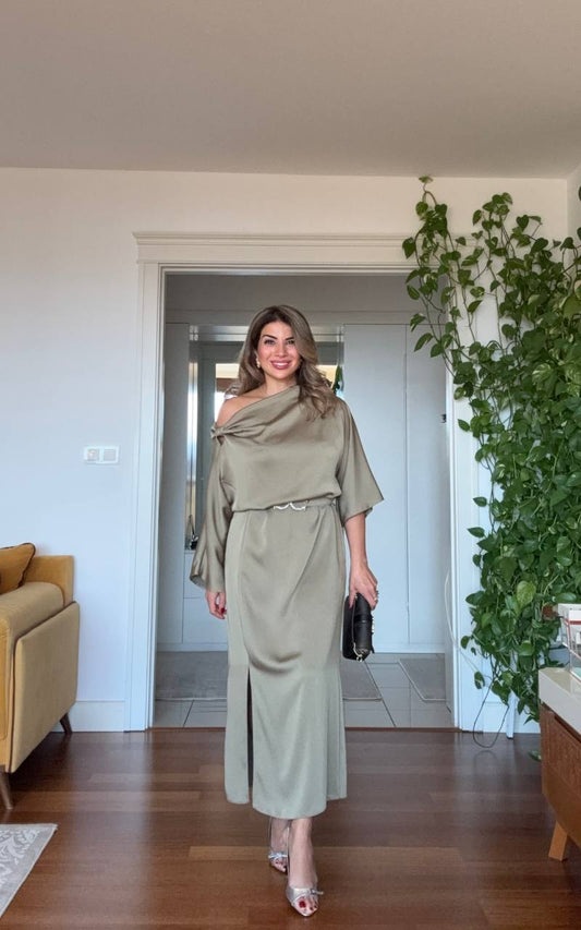 SATEN ASİMETRİK YAKA DRAPE ELBİSE – ŞAMPANYA BEJ