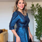 SİMLİ KRUVAZE PARLAK MİDİ ABİYE ELBİSE – MAVİ