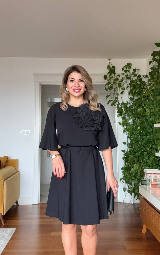 BÜYÜK ÇİÇEK DETAYLI KISA ŞİFON ELBİSE – SİYAH