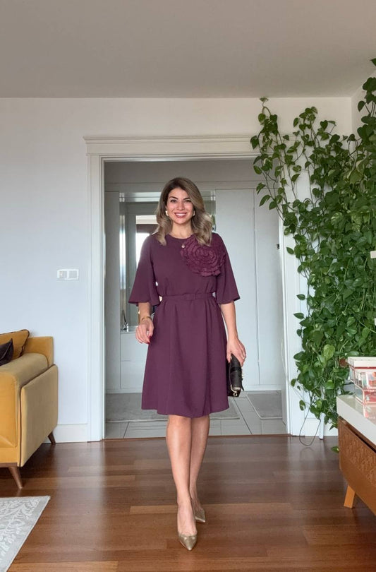 BÜYÜK ÇİÇEK DETAYLI KISA ŞİFON ELBİSE – MÜRDÜM