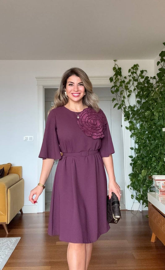 BÜYÜK ÇİÇEK DETAYLI KISA ŞİFON ELBİSE – MÜRDÜM