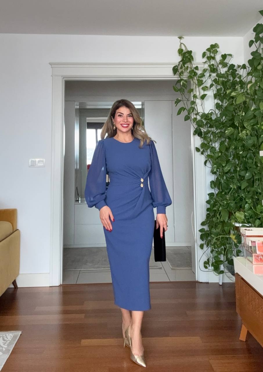 TAŞ DETAYLI KRUVAZE DRAPE MİDİ ELBİSE – MAVİ