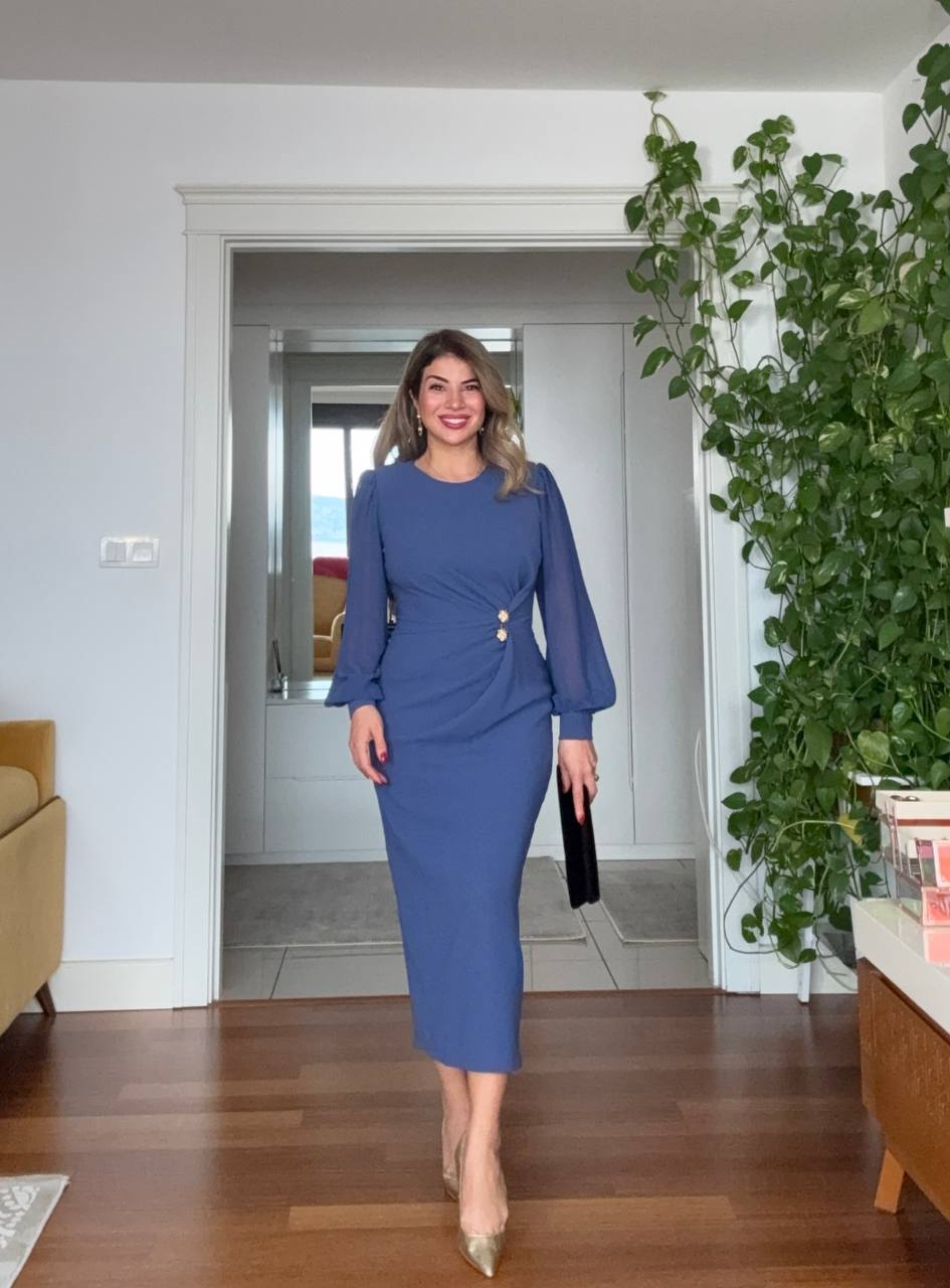TAŞ DETAYLI KRUVAZE DRAPE MİDİ ELBİSE – MAVİ