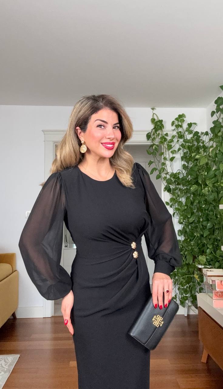 TAŞ DETAYLI KRUVAZE DRAPE MİDİ ELBİSE – SİYAH