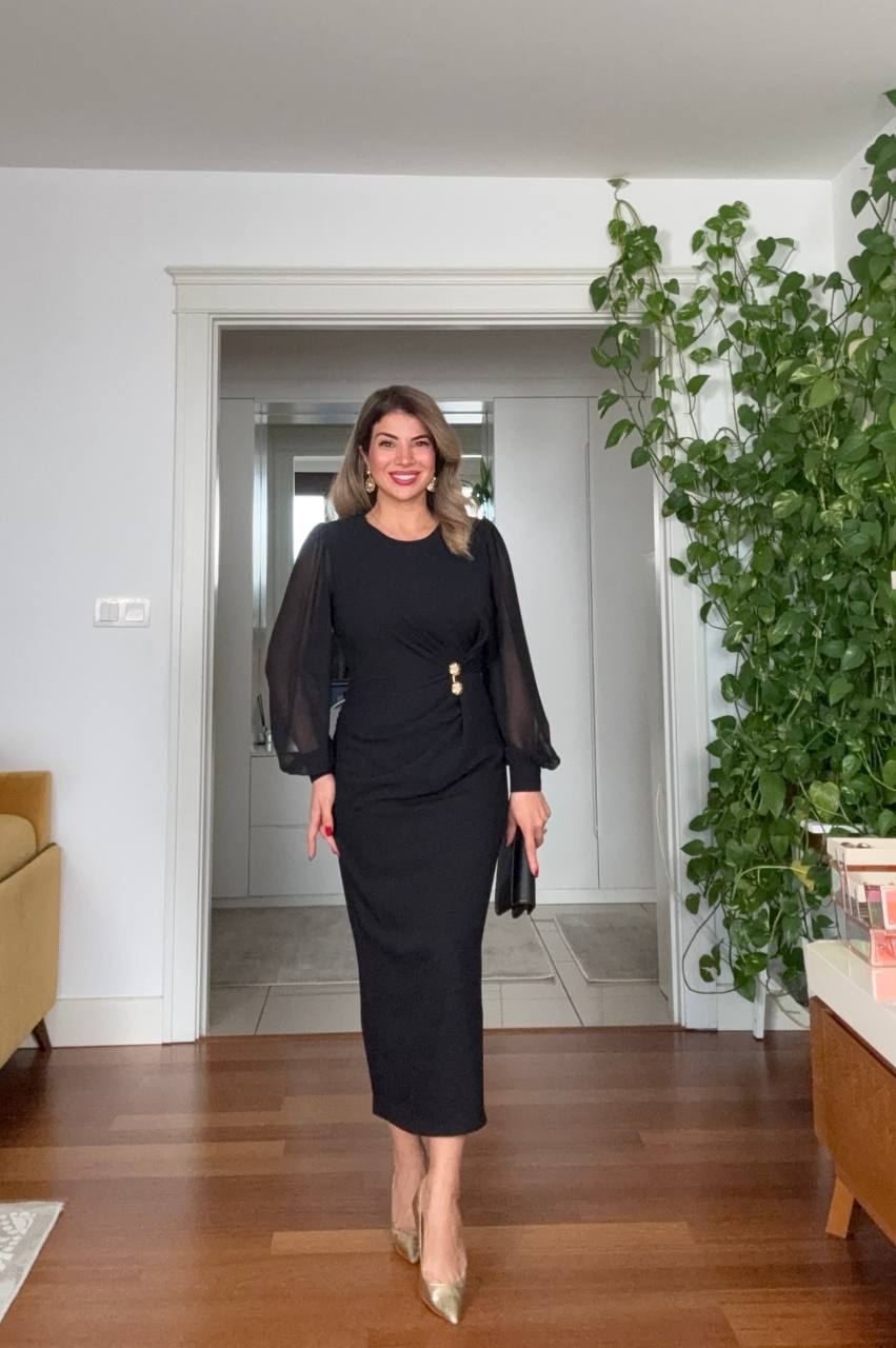 TAŞ DETAYLI KRUVAZE DRAPE MİDİ ELBİSE – SİYAH