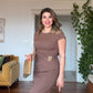 KEMER TOKA DETAYLI DRAPELİ MİDİ ELBİSE – KAHVE