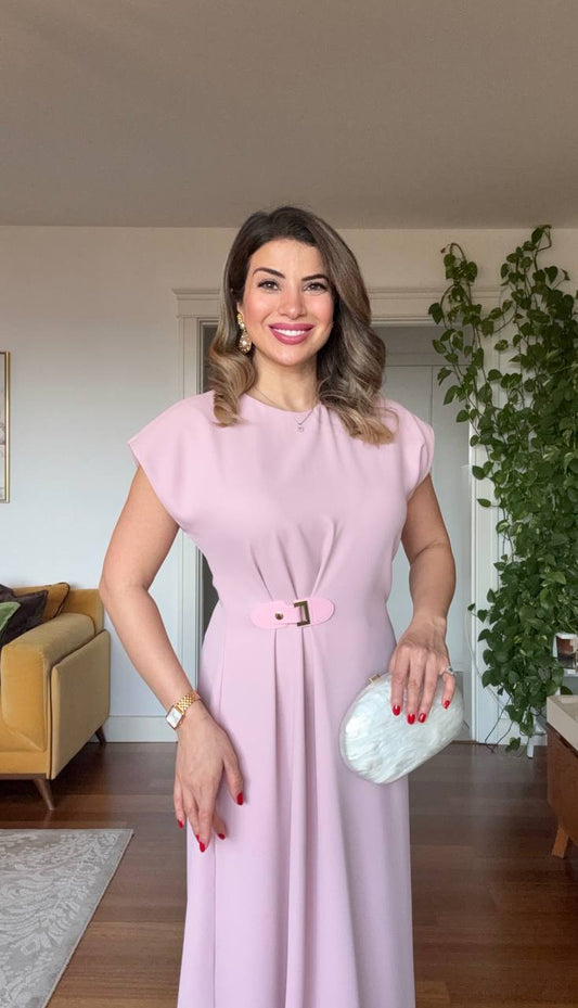 GOLD TOKA DETAYLI BEL AKSESUARLI KISA KOL MİDİ ELBİSE –PUDRA