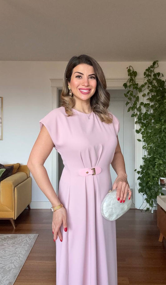 GOLD TOKA DETAYLI BEL AKSESUARLI KISA KOL MİDİ ELBİSE –PUDRA