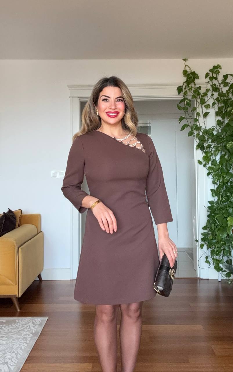 ASİMETRİK YAKA TAŞ DETAYLI ELBİSE - KAHVERENGİ