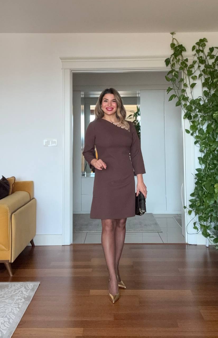 ASİMETRİK YAKA TAŞ DETAYLI ELBİSE - KAHVERENGİ