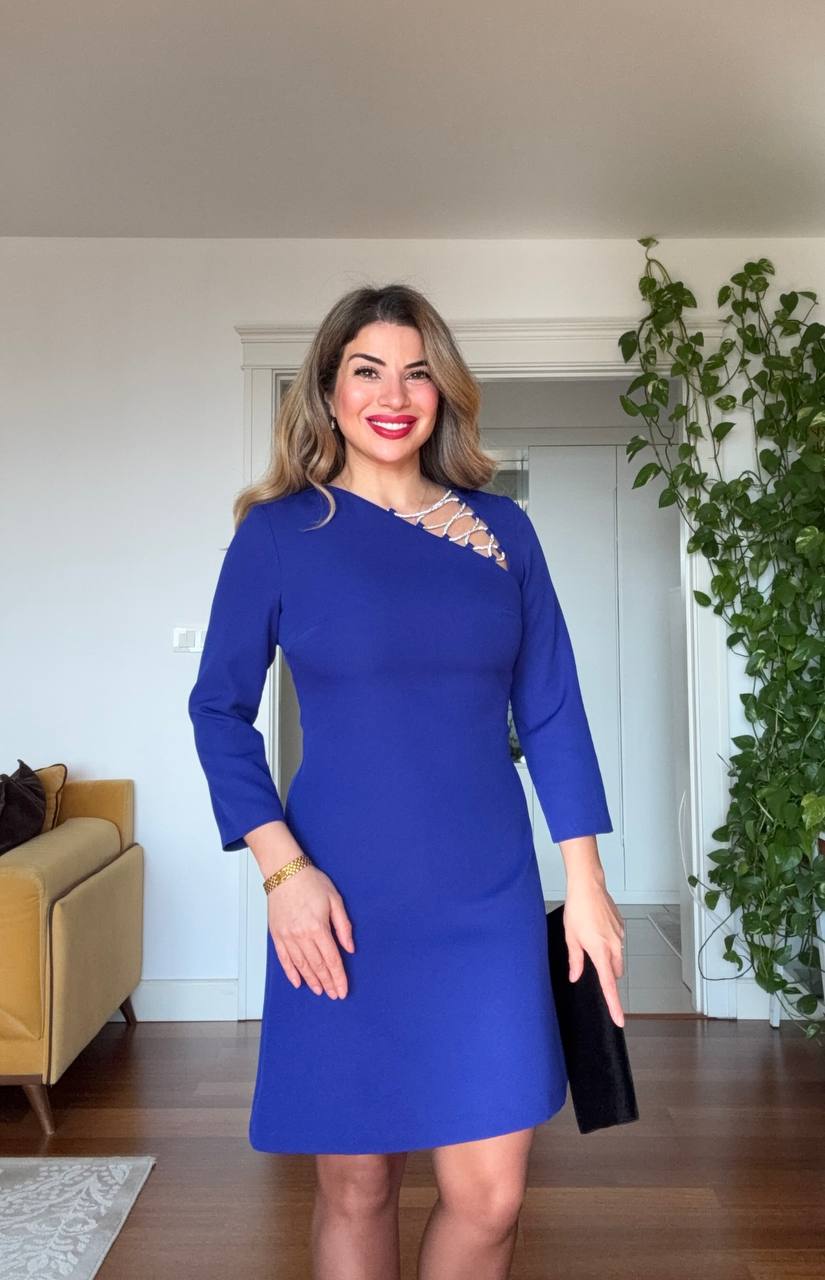 ASİMETRİK YAKA TAŞ DETAYLI ELBİSE - MAVİ