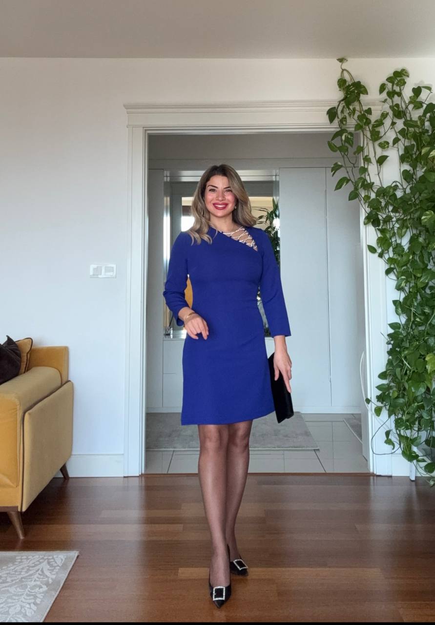 ASİMETRİK YAKA TAŞ DETAYLI ELBİSE - MAVİ